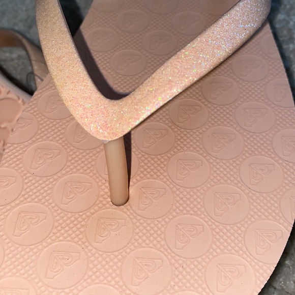 1 LEFT - NEW Roxy glitter flip flops/things/sandals - Picture 6 of 11
